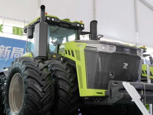 First ZOOMLION DX7004 Hybrid Tractor Delivered