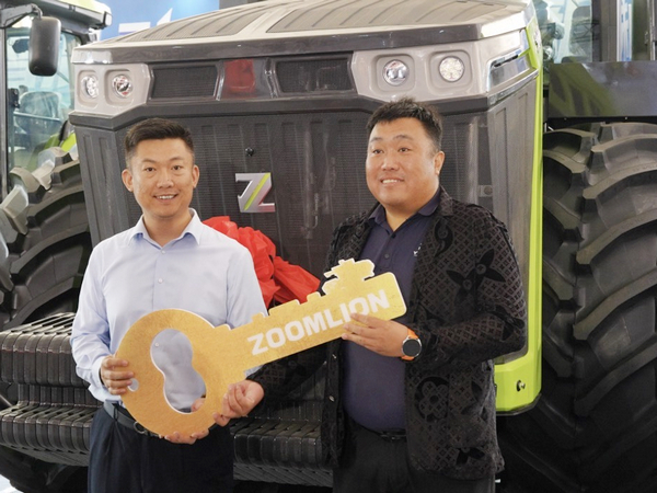 First ZOOMLION DX7004 Hybrid Tractor Delivered